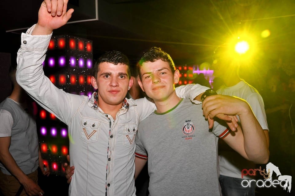 Atmosferă incendiară în Club Life, 