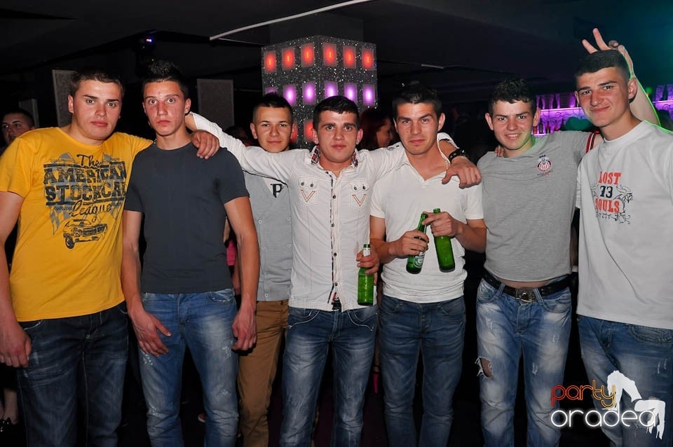 Atmosferă incendiară în Club Life, 