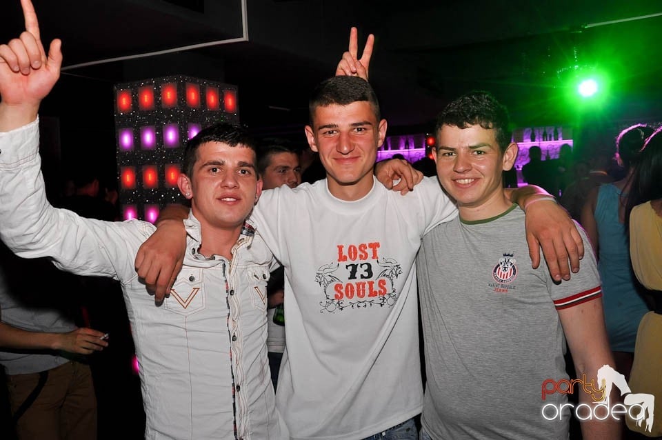 Atmosferă incendiară în Club Life, 