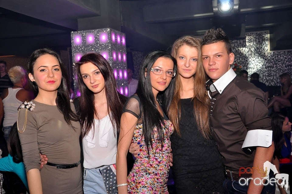 Atmosferă incendiară în Club Life, 