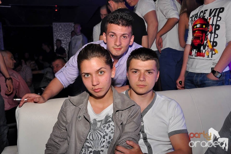 Atmosferă incendiară în Club Life, 