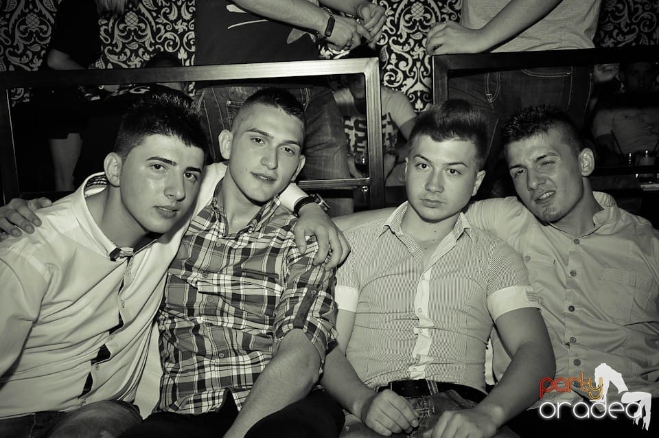 Atmosferă incendiară în Club Life, 