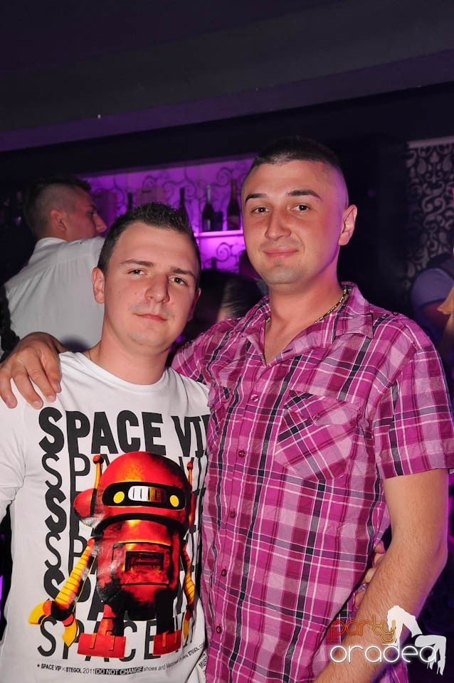 Atmosferă incendiară în Club Life, 