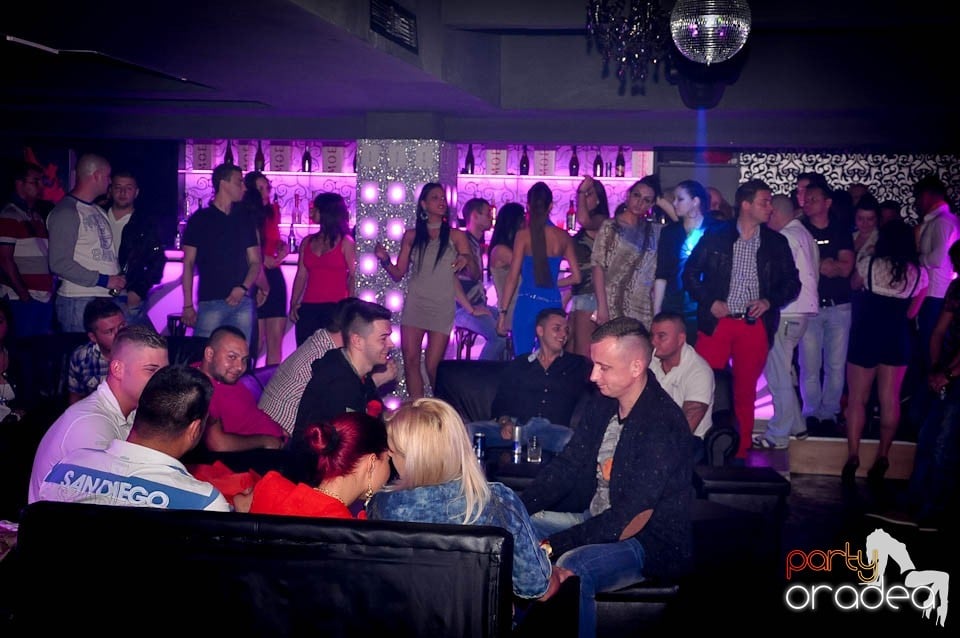 Atmosferă incendiară în Club Life, 
