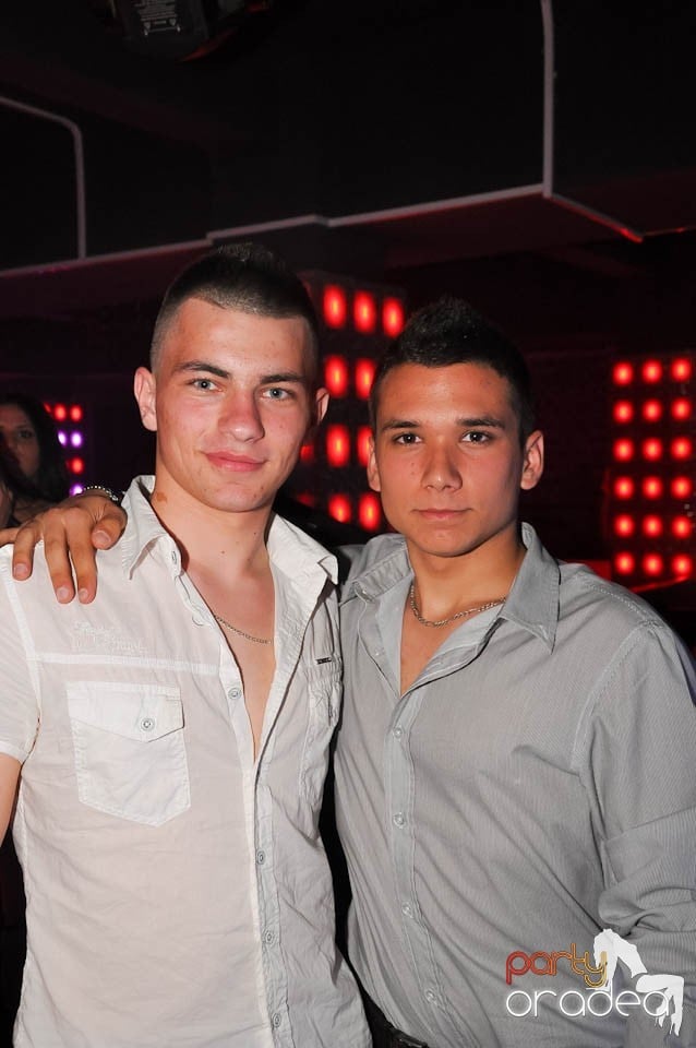 Atmosferă incendiară în Club Life, 