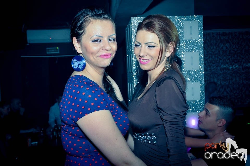 Atmosferă incendiară în Club Life, 