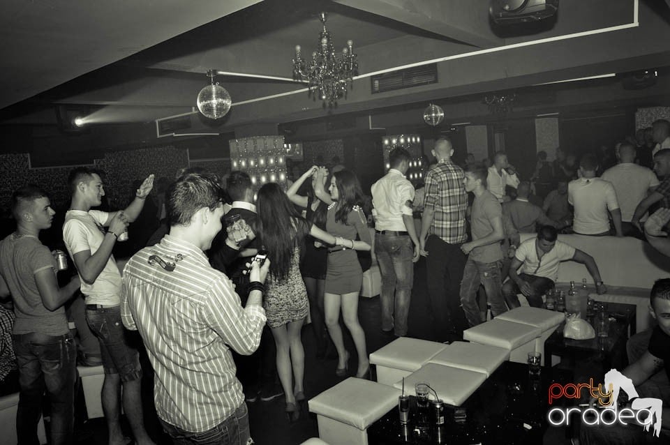 Atmosferă incendiară în Club Life, 