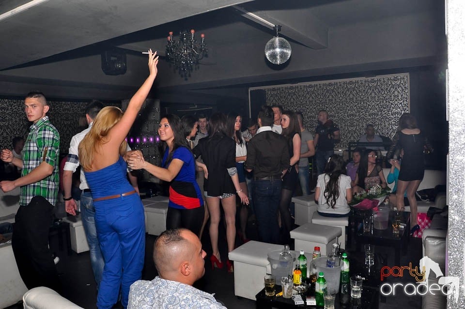 Atmosferă incendiară în Club Life, 