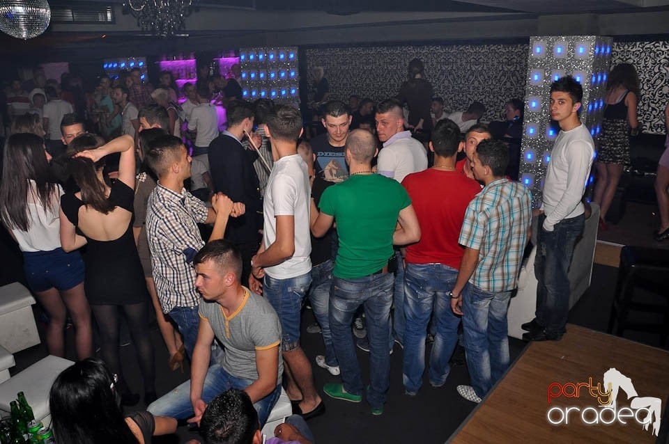 Atmosferă incendiară în Club Life, 