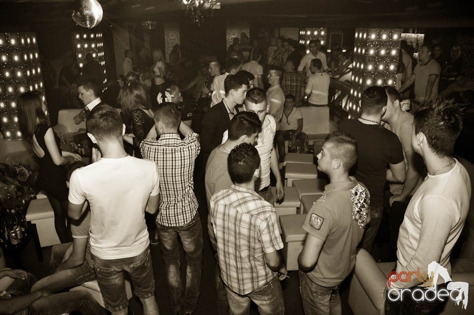 Atmosferă incendiară în Club Life, 