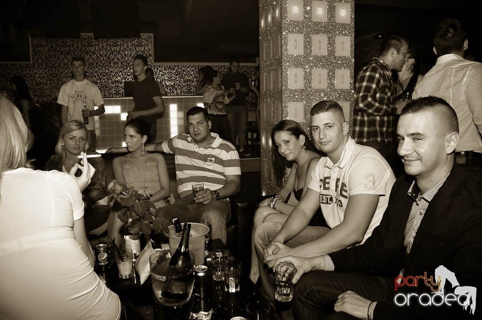 Atmosferă incendiară în Club Life, 