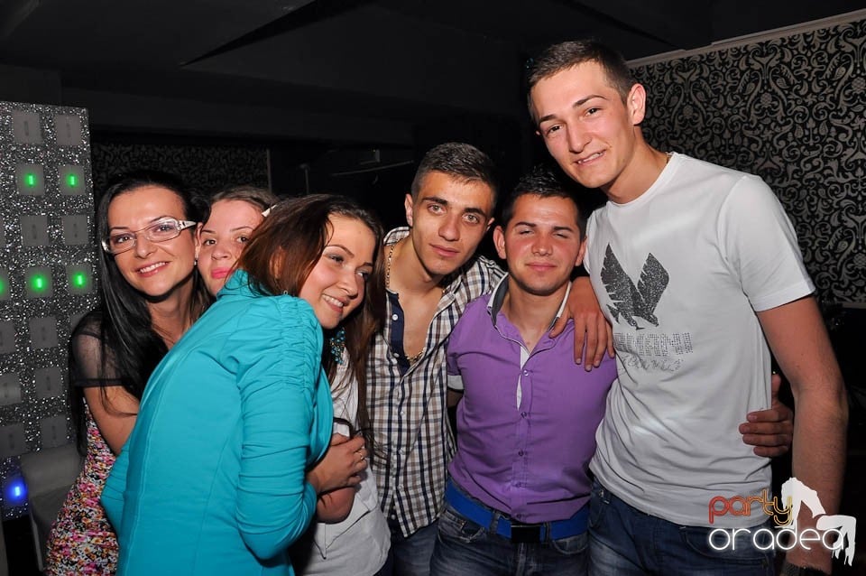 Atmosferă incendiară în Club Life, 