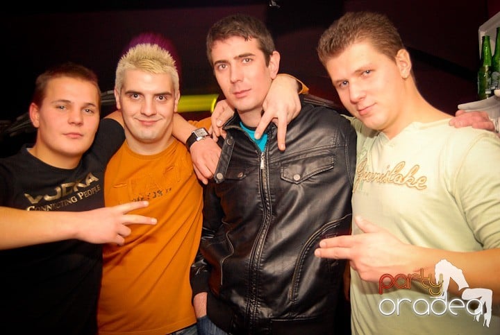 Atmosferă încinsă în Club Atti's, 