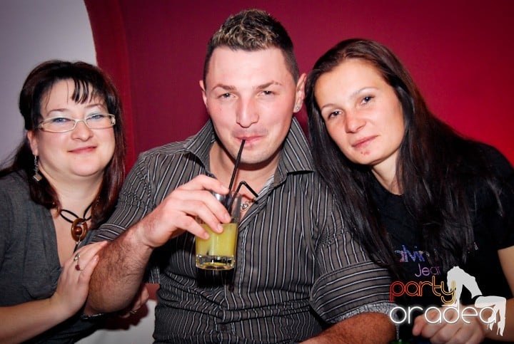 Atmosferă încinsă în Club Atti's, 