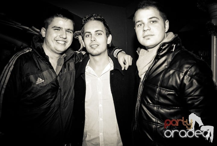 Atmosferă încinsă în Club Atti's, 