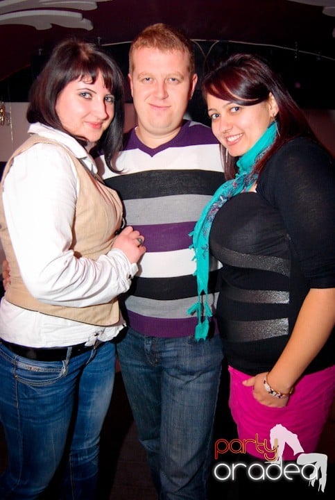 Atmosferă încinsă în Club Atti's, 