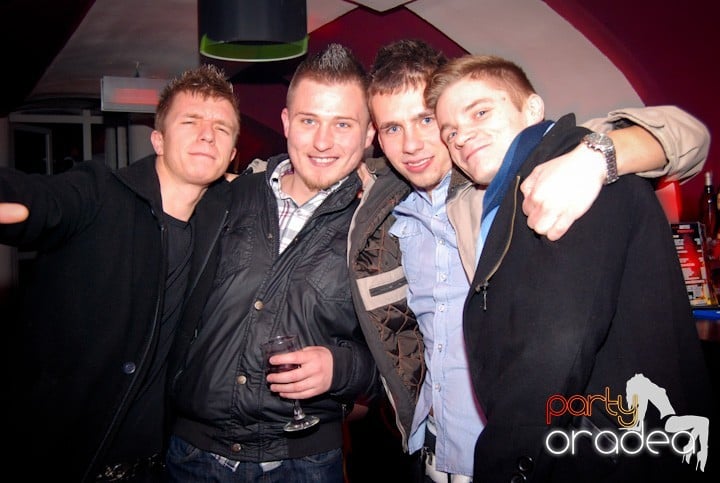 Atmosferă încinsă în Club Atti's, 