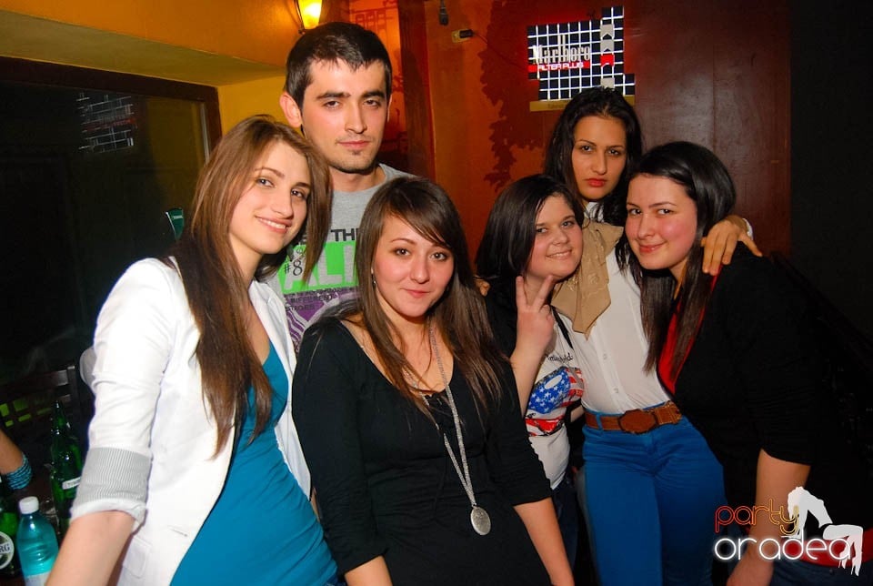 Atmosferă încinsă în Lord's Pub, Lord's Pub