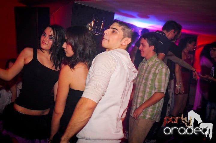 Atmosferă selectă în Club Atti's, 