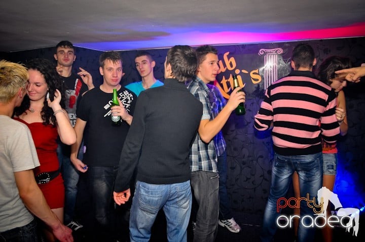 Atmosferă selectă în Club Atti's, 