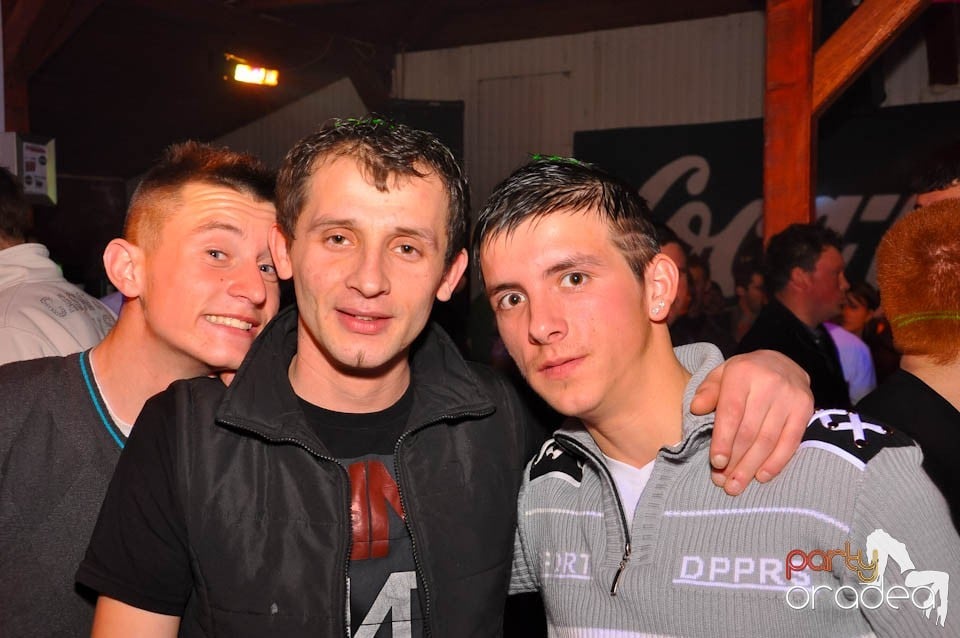 Bal mascat în discoteca Faház, 