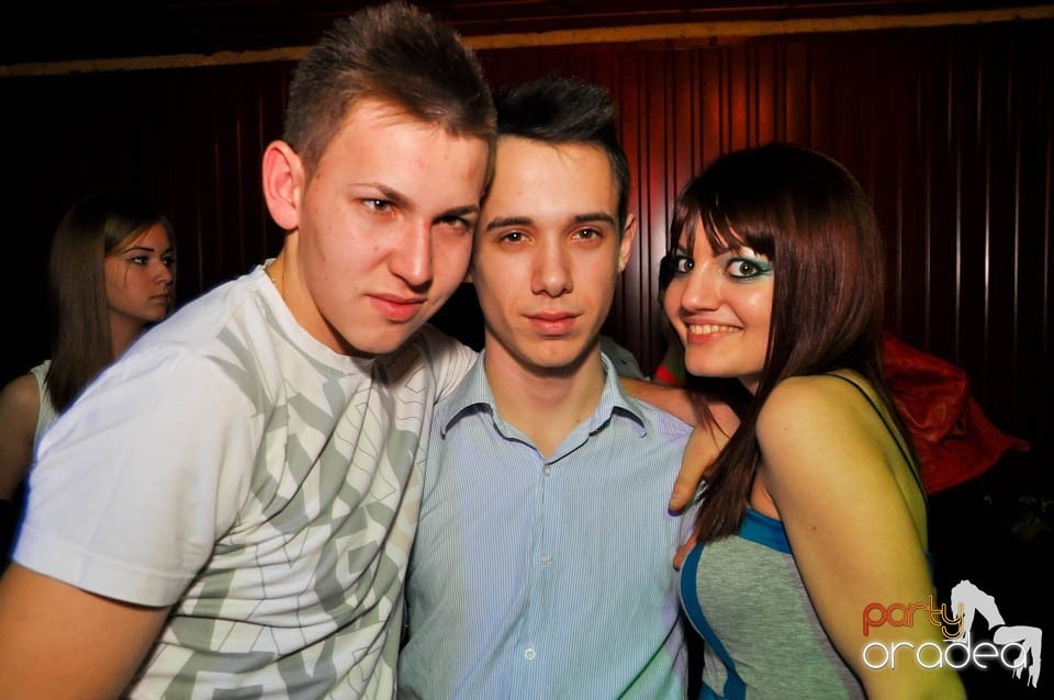 Bal mascat în discoteca Faház, 