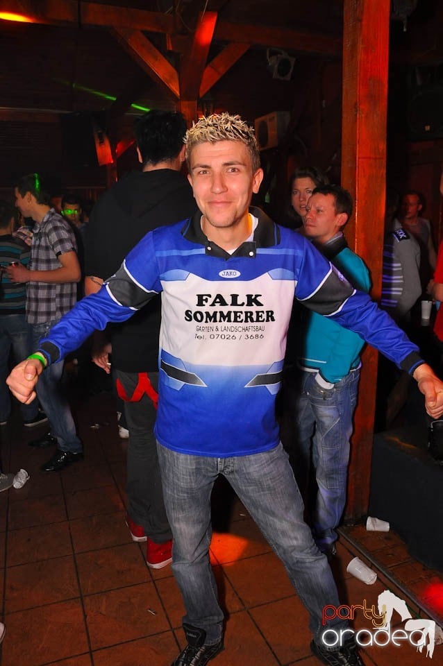 Bal mascat în discoteca Faház, 