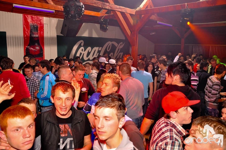 Bal mascat în discoteca Faház, 