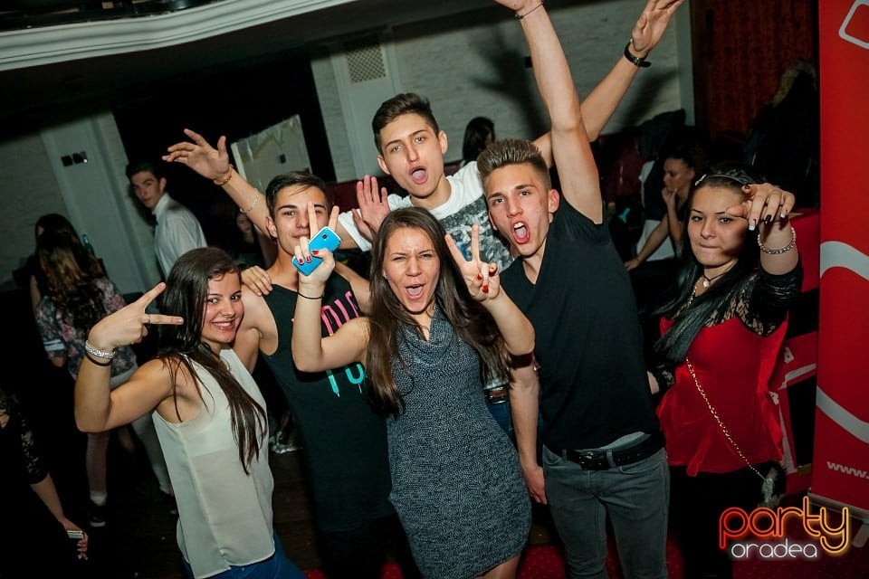 Balul Liceenilor, Crown Pub