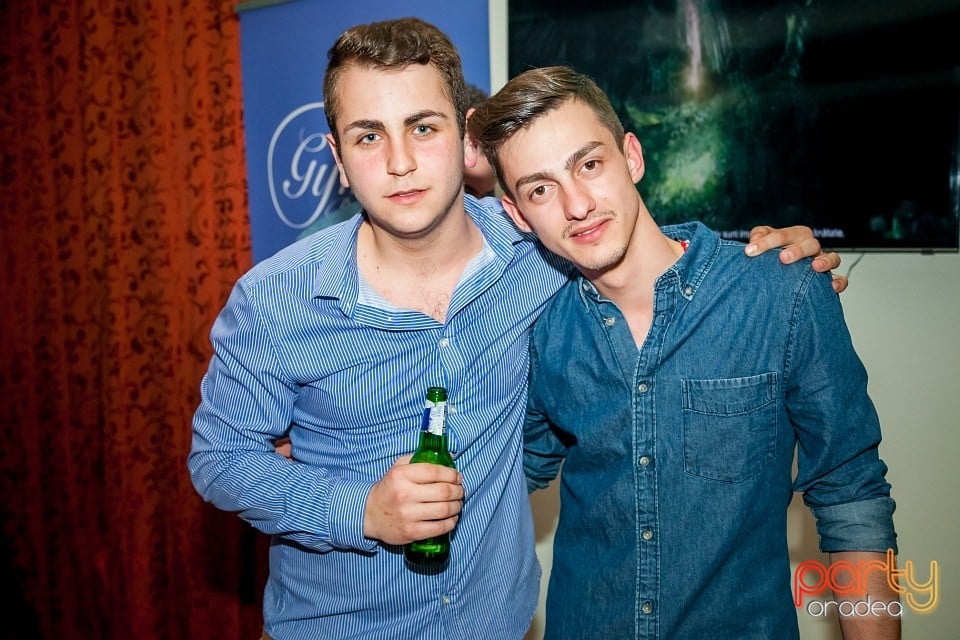 Balul Liceenilor, Crown Pub