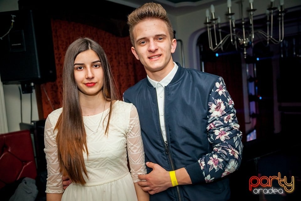 Balul Liceenilor, Crown Pub