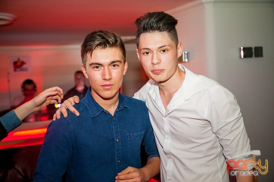 Balul Liceenilor, Crown Pub