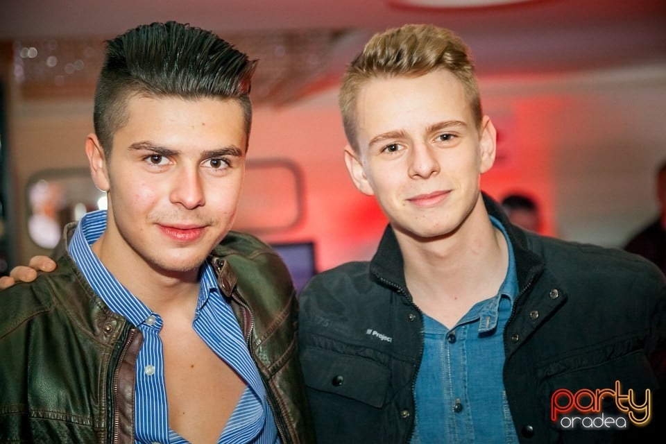 Balul Liceenilor, Crown Pub