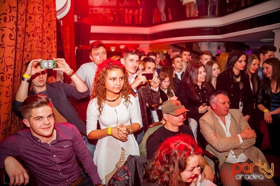 Balul Liceenilor, Crown Pub