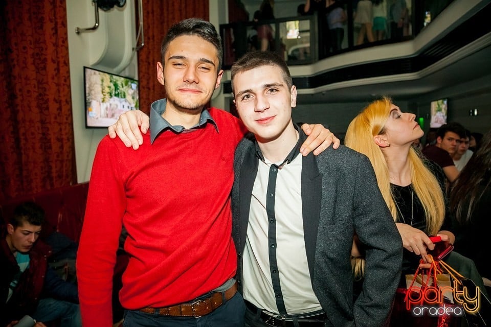 Balul Liceenilor, Crown Pub