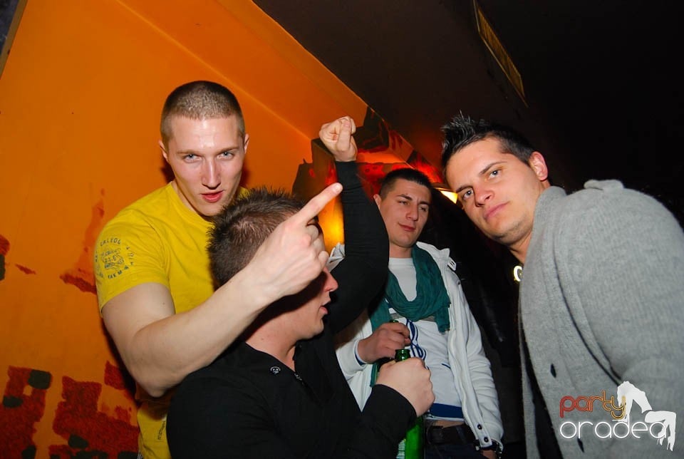 Bere, distracţie şi muzică bună în Lord's Club, Lord's Pub