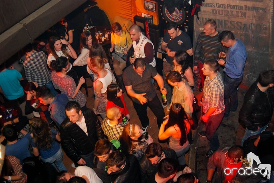 Bere, distracţie şi muzică bună în Lord's Club, Lord's Pub