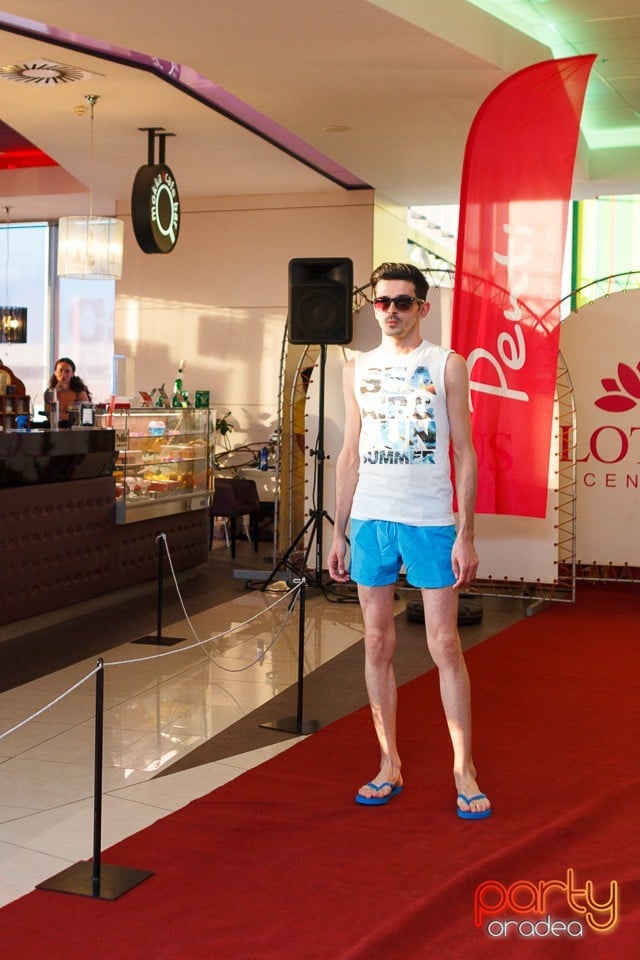 Bikini Fashion Show, Lotus Center