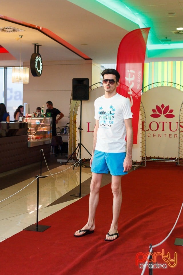 Bikini Fashion Show, Lotus Center