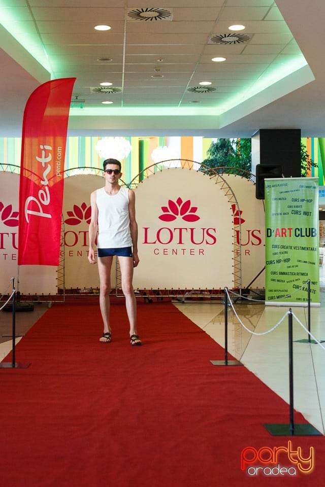 Bikini Fashion Show, Lotus Center