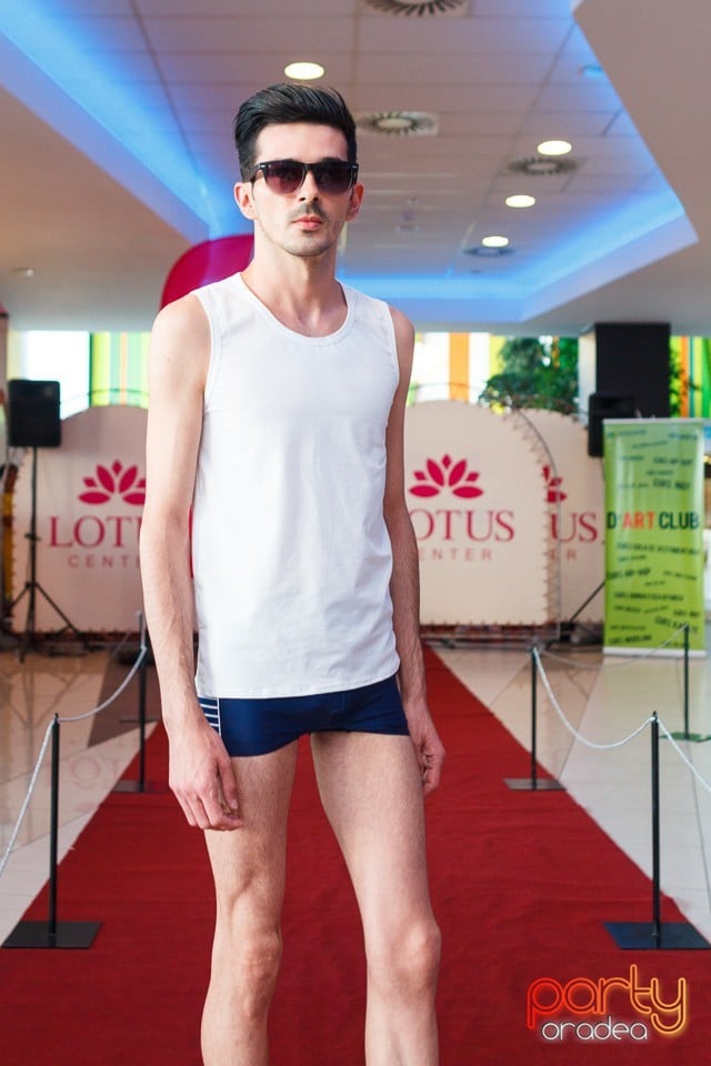 Bikini Fashion Show, Lotus Center