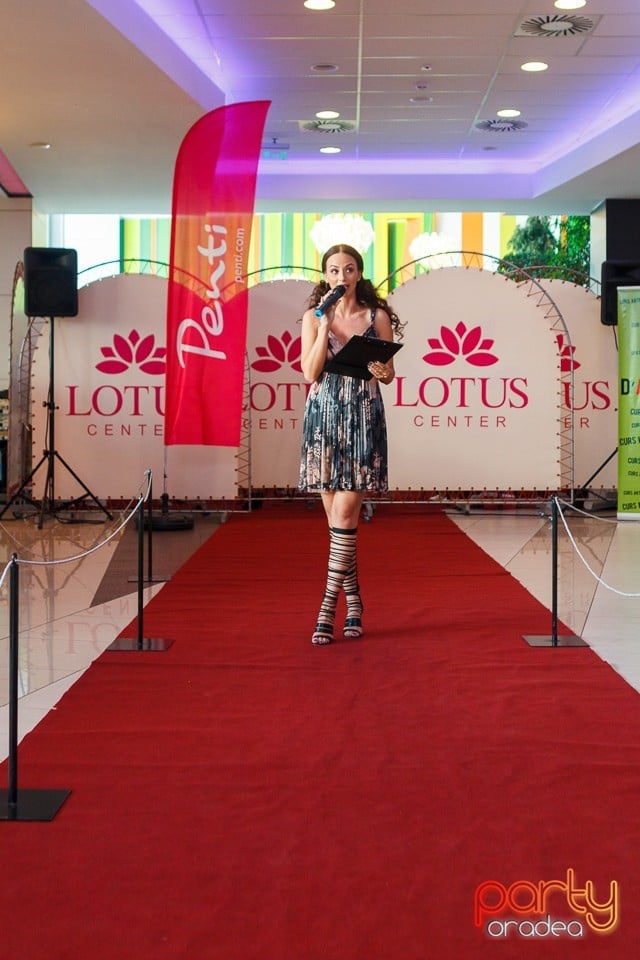 Bikini Fashion Show, Lotus Center