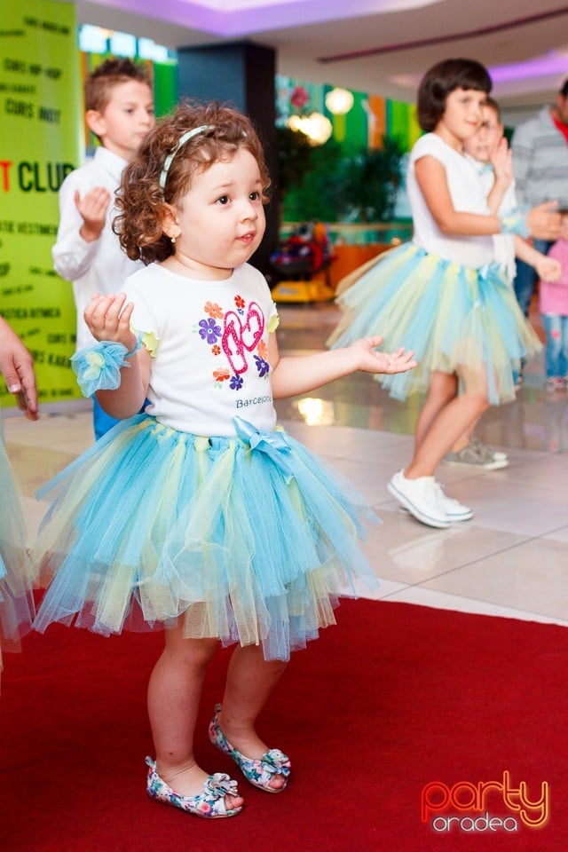 Bikini Fashion Show, Lotus Center
