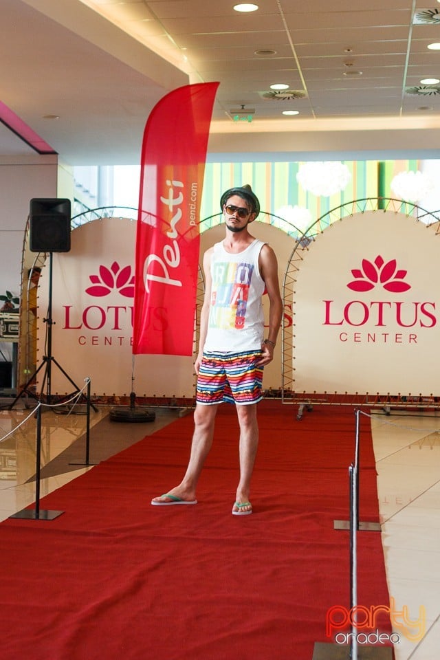 Bikini Fashion Show, Lotus Center