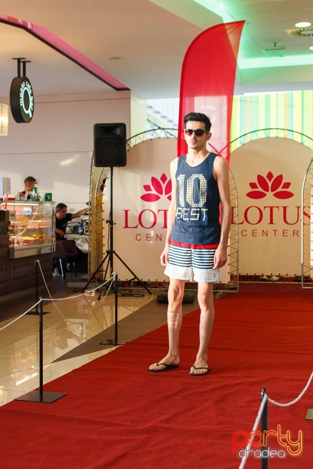 Bikini Fashion Show, Lotus Center