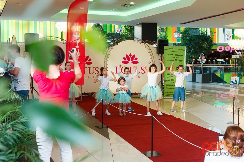 Bikini Fashion Show, Lotus Center