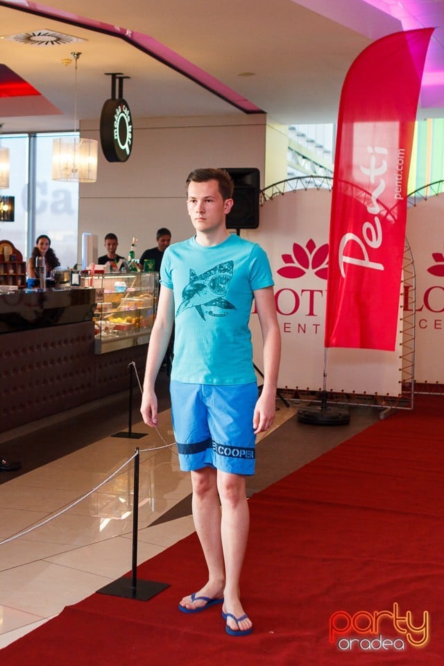 Bikini Fashion Show, Lotus Center