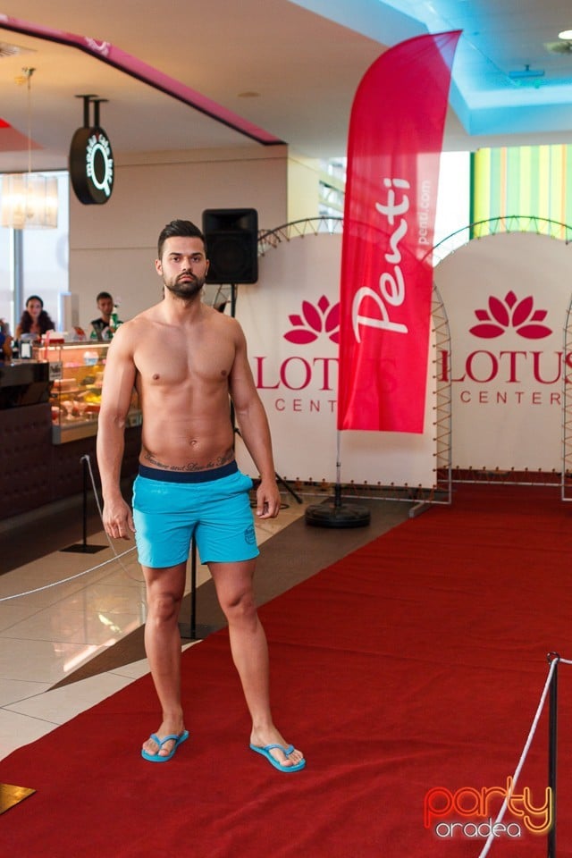 Bikini Fashion Show, Lotus Center