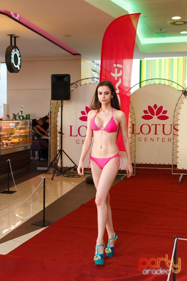 Bikini Fashion Show, Lotus Center