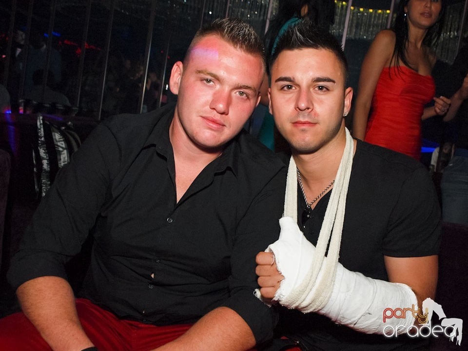 Black & White Party în The One Café & Club,